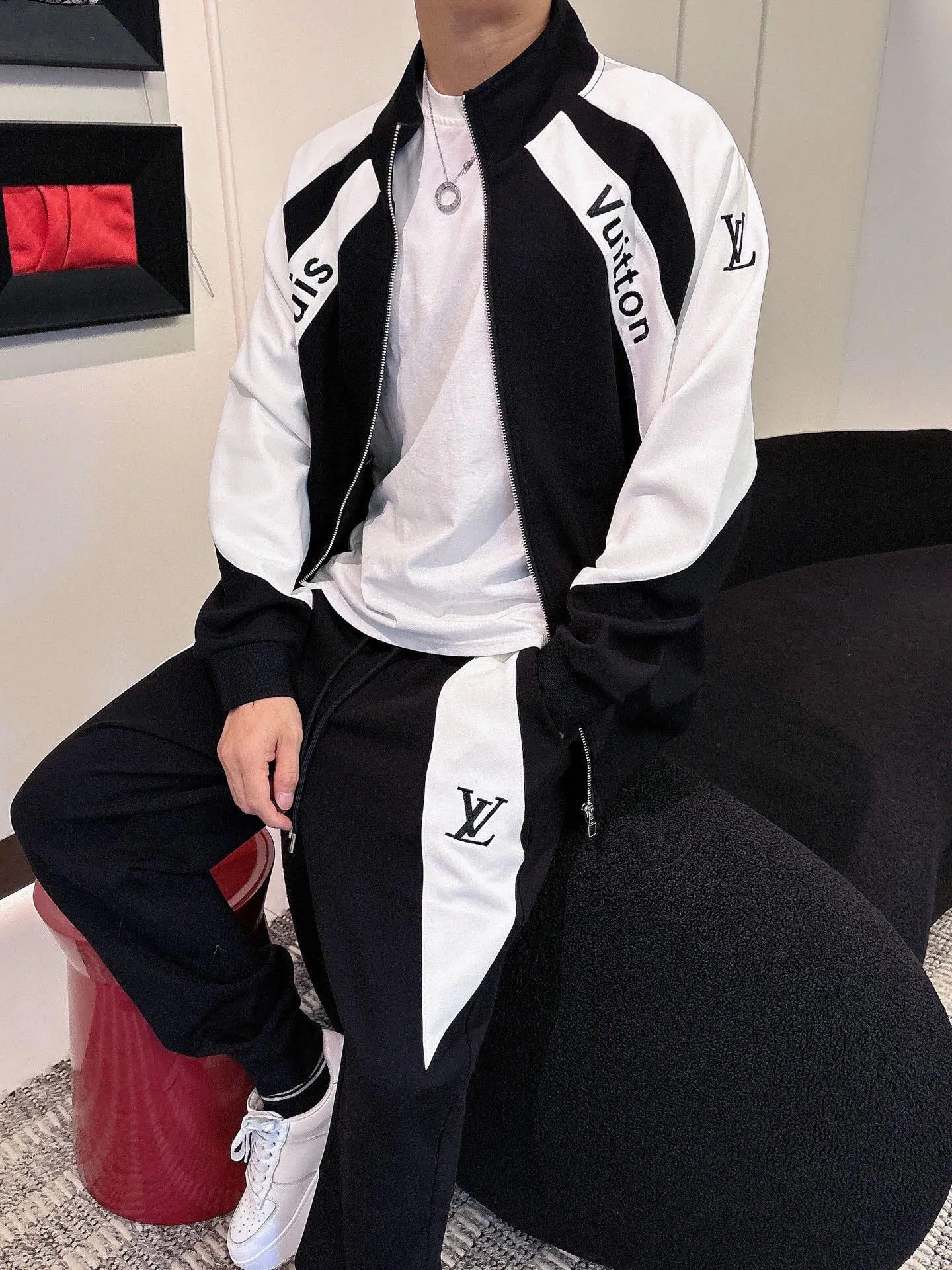 🅿️720 [LV Louis Vuitton] hot-selling suit is coming. Focus on the original version of the official website. 2025 new hot-selling cardigan and sweatshirt suit. The original order is the best. 🇭🇰The meticulous work of top designers. It has a fitting and perfect upper body effect. All-natural high-quality Tencel Roman cotton 100%, close-fitting comfort, noble and elegant! Original hardware embodies elegance and nobility! Counter size: M-3XL (maximum wear up to 190 pounds)